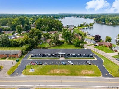/international/us/2475-s-commerce-road-wolverine-lake-vlg-mi-110109002418/