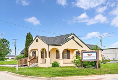 /international/us/103-s-delaware-street-nixa-mo-110107614678/