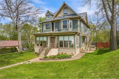 /international/us/1558-e-madison-street-eau-claire-wi-110107999185/
