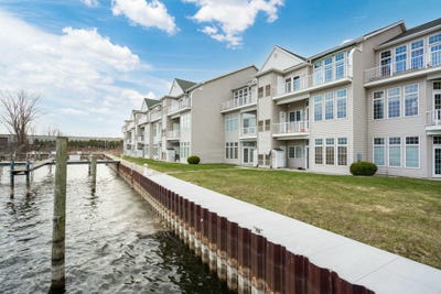 /international/us/2411-lake-avenue-muskegon-mi-110100589247/
