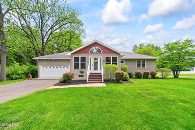 /international/us/17-north-street-delmar-ny-110108340901/