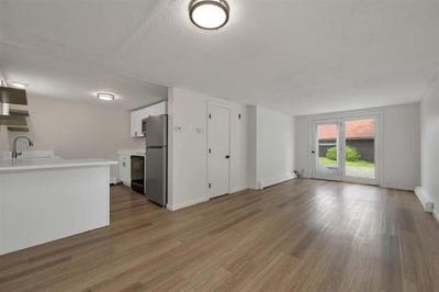 /international/us/9-elm-street-milton-nh-110108627836/