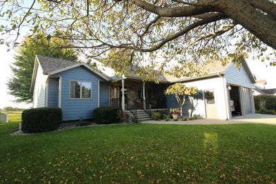 /international/us/1061-29th-st-spirit-lake-ia-110110327471/