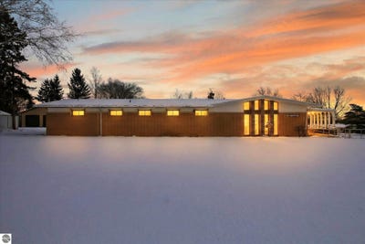 /international/us/820-n-pine-river-street-ithaca-mi-110105116111/