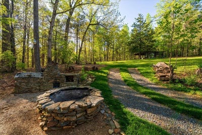 /international/us/930-nimmons-bridge-road-salem-sc-110107357009/