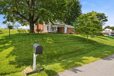 /international/us/103-prospect-ave-galax-va-110108825063/