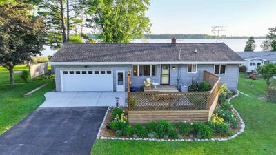 /international/us/e5654-waukaunaka-street-weyauwega-wi-110108571586/