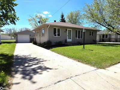 /international/us/1008-18th-avenue-charles-city-ia-110107894649/