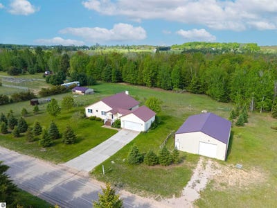 /international/us/7495-bennett-road-williamsburg-mi-110101191121/