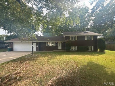 /international/us/1750-clinton-street-carlyle-il-110120452734/