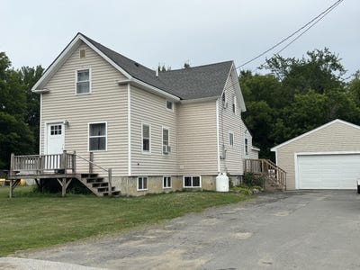 /international/us/16-pleasant-street-newport-me-110101031381/