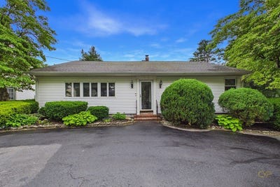/international/us/26-pershing-ave-acushnet-ma-110108987570/