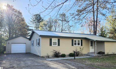/international/us/716-beech-tawas-city-mi-110108194647/
