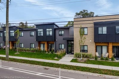 /international/us/1201-woodward-heights-10-ferndale-mi-110107437381/