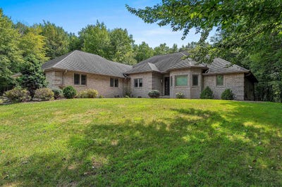 /international/us/425-hill-haven-court-little-suamico-wi-110108713389/