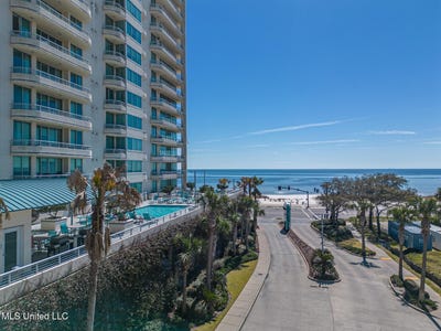 /international/us/2060-beach-boulevard-biloxi-ms-110099575737/