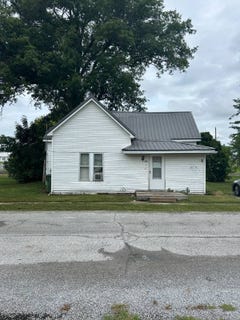 /international/us/108-w-5th-street-ina-il-110101238593/