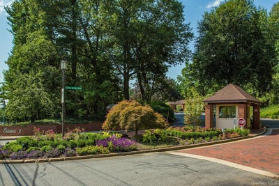 /international/us/211-hornbill-drive-manhasset-ny-110101839489/