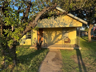 /international/us/208-s-church-street-elm-mott-tx-110119743896/