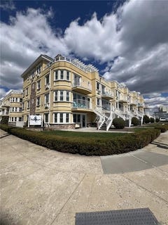 /international/us/100-12-shore-front-parkway-rockaway-park-ny-110107694312/