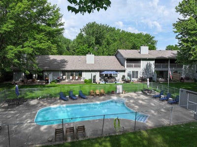 /international/us/2300-country-club-dr-okoboji-ia-110108579686/