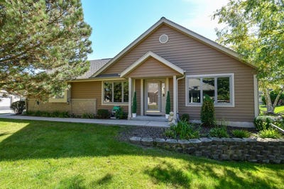 /international/us/n24w24045-brandon-oaks-dr-pewaukee-wi-110120054464/