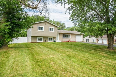 /international/us/209-thompson-road-henrietta-ny-110100821315/