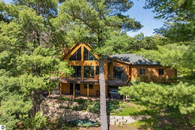 /international/us/4648-truax-lake-road-williamsburg-mi-110108467421/