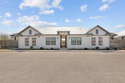 /international/us/930-s-eagle-st-fredericksburg-tx-110106704739/
