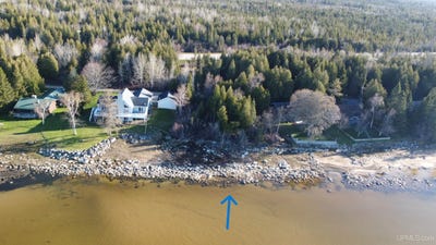 /international/us/-8-middle-beach-road-naubinway-mi-110108386269/