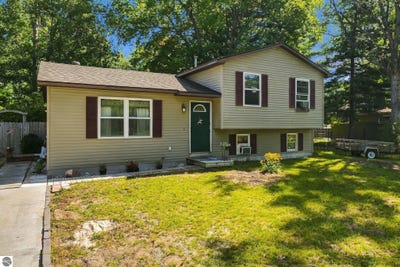 /international/us/1823-pine-lane-interlochen-mi-110110190280/