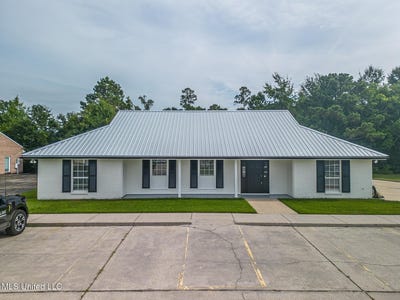 /international/us/831-highway-90-bay-saint-louis-ms-110103757889/
