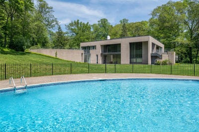 /international/us/3-paddock-court-old-westbury-ny-110097252751/