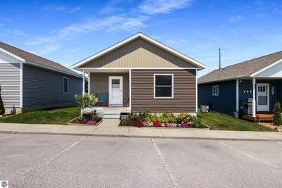 /international/us/1122-basil-place-traverse-city-mi-110101235261/