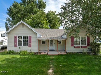/international/us/2202-university-avenue-williston-nd-110119957800/