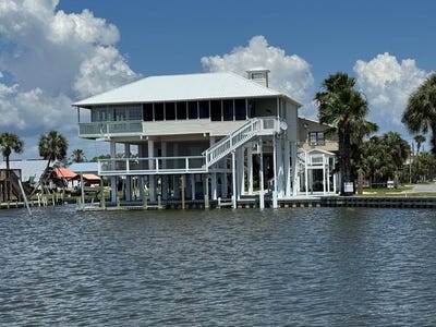 /international/us/258-w-7th-ave-horseshoe-beach-fl-110108228960/