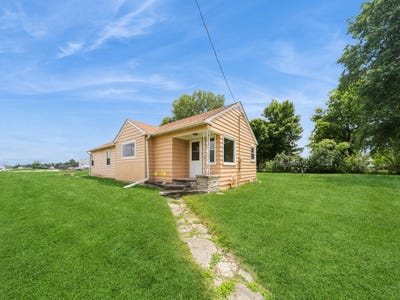 /international/us/1213-n-15th-avenue-e-newton-ia-110100249352/