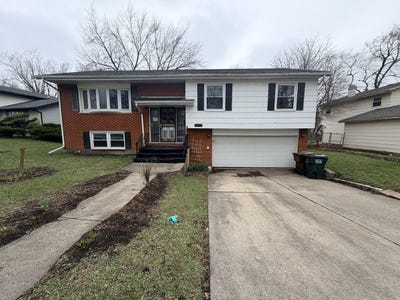 /international/us/4656-176th-place-country-club-hills-il-110107405732/