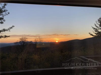 /international/us/103-upper-holiday-lane-beech-mountain-nc-110106443877/