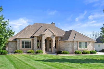 /international/us/n37w22910-wyndemere-dr-pewaukee-wi-110105507056/