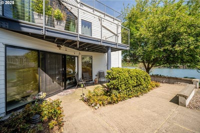 /international/us/720-nw-naito-pkwy-portland-or-110097342381/