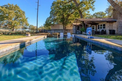 /international/us/106-bobwhite-trail-fredericksburg-tx-110105256878/