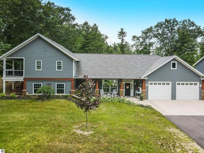 /international/us/11875-n-us-31-n-williamsburg-mi-110100620922/