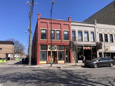 /international/us/117-union-street-traverse-city-mi-110108198856/