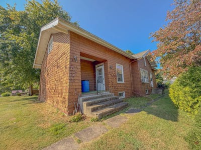 /international/us/245-s-jackson-st-pittsfield-il-110108474976/