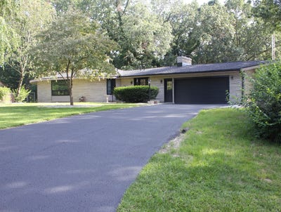 /international/us/2631-hillview-lane-st-joseph-mi-110120456396/