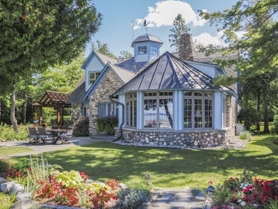 /international/us/812-lakeside-drive-mackinaw-city-mi-110107995241/