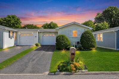 /international/us/28-greenwood-boulevard-manorville-ny-110109769314/