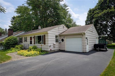 /international/us/29-country-lane-penfield-ny-110100983030/
