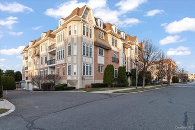 /international/us/365-trotting-lane-westbury-ny-110104606340/